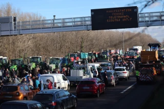 Sur l'A42, les manifestants attendent les annonces gouvernementales de pied ferme