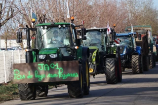 Près d'une centaine d'agriculteurs de l'Ain convergent vers le péage de Villefranche-sur-Saône