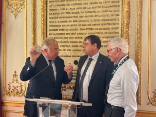 René Geoffray, président des anciens exploitants de l'Ain, honoré par le Sénat