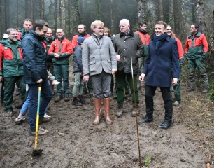 Emmanuel Macron lance l’opération « un jeune, un arbre » 