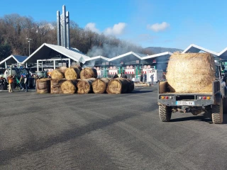 En Indre-et-Loire, G.Attal dit envisager des mesures "supplémentaires" face à la colère des agriculteurs